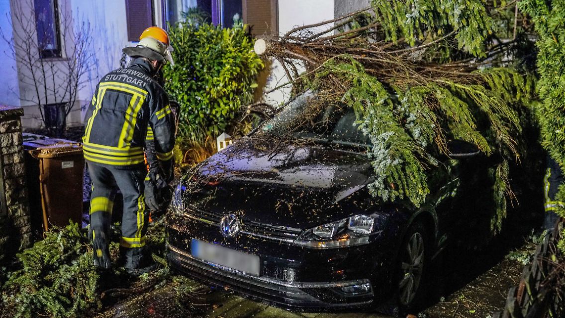 ... heftige Stürme sorgen im Südwesten Deutschlands für Chaos. Die Einsatzkräfte kämpfen vielerorts gegen überflutete Straßen, umgestürzte Bäume und Schlammlawinen, die ganze Häuser verschlingen.