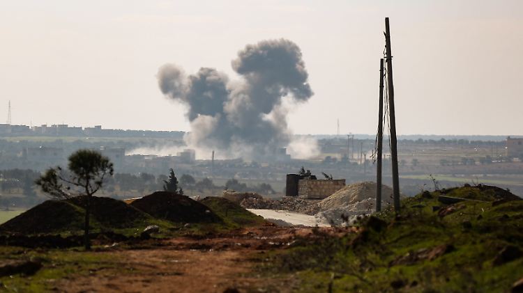 Rauschschwaden steigen auf nach einem Luftangriff auf die Stadt Sarmin in Idlib - mutmaßlich ausgeführt von der russischen oder syrischen Luftwaffe.
