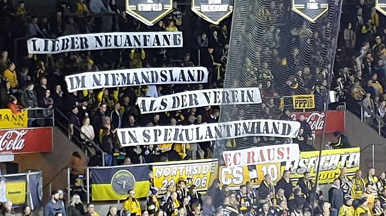 Die Fans der Krefeld Pinguine dürfen mindestens kurz aufatmen: Die Insolvenz scheint erstmal vom Tisch.