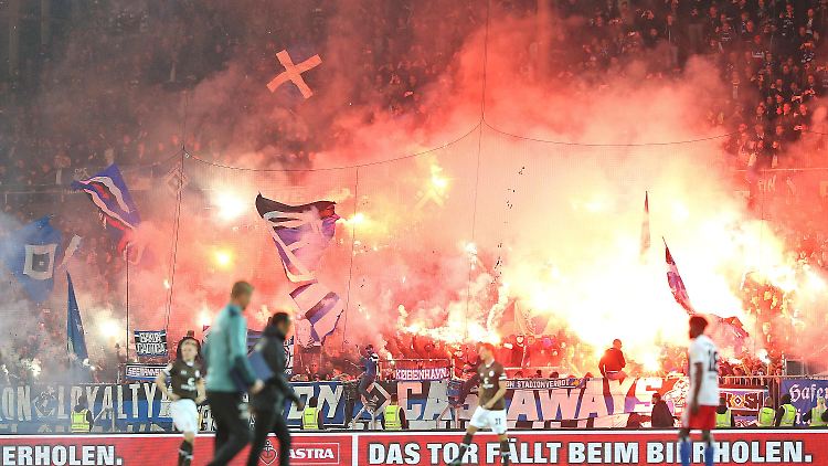 Unkontrollierte Pyroshows, wie beim Stadtderby gegen St. Pauli, sind weiterhin verboten.
