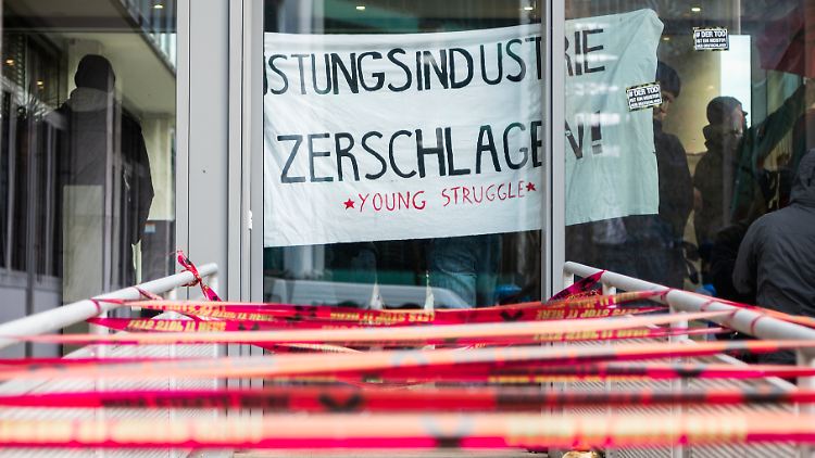 Der Zugang zum Bundesamtes für Wirtschaft und Ausfuhrkontrolle ist mit  Parolenbändern abgesperrt.