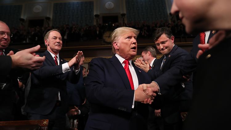 US-Präsident Trump bei seiner Ankunft im Kongress, wo er seine insgesamt dritte Rede zur Lage der Nation halten wird.