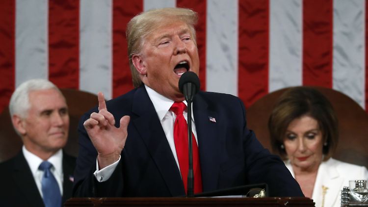 Trump zeigt sich am Rednerpult äußerst selbstbewusst - und nimmt sich alle Zeit der Welt.