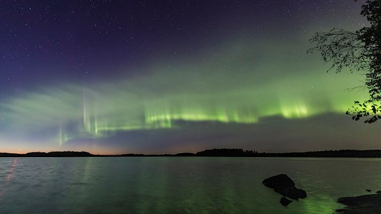 Das grüne Polarlicht wird vor allem von Sauerstoffatomen in etwa 120 Kilometern Höhe erzeugt. Doch auch rote, violette und blaue Polarlichter kommen vor.