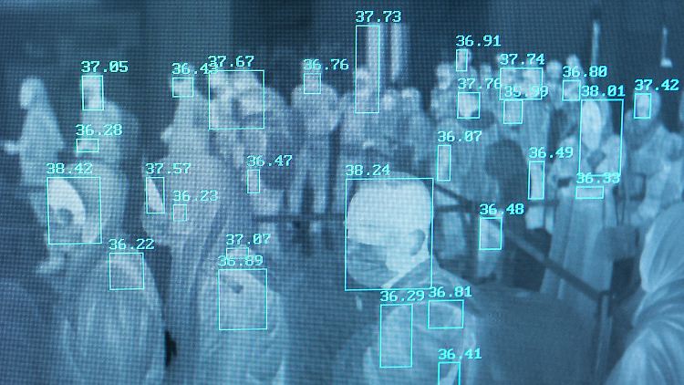 An einem indonesischen Flughafen werden Körpertemperaturen gemessen - doch nicht alle Infizierten bekommen Fieber.
