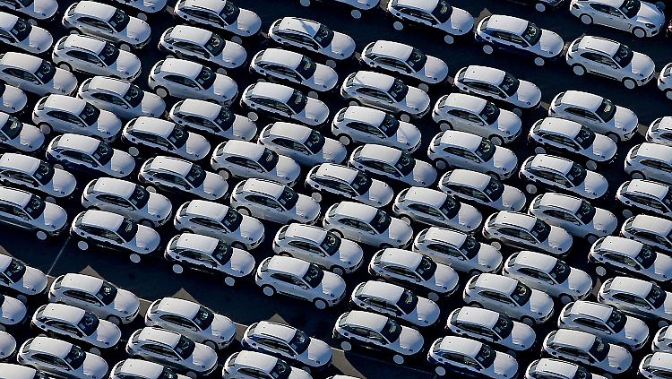 Vier von zehn Neuwagen werden nach China exportiert, berichtet die "Augsburger Allgemeine".