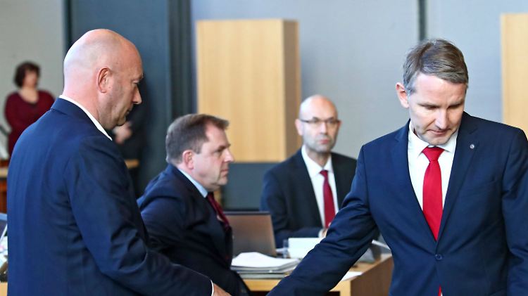 AfD-Fraktionschef Björn Höcke gratuliert Thomas Kemmerich nach dessen Wahl zum Ministerpräsidenten.