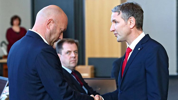 Höcke gratuliert Kemmerich. Sowohl FDP als auch AfD büßen nach dem Eklat im Erfurter Landtag Stimmen ein.