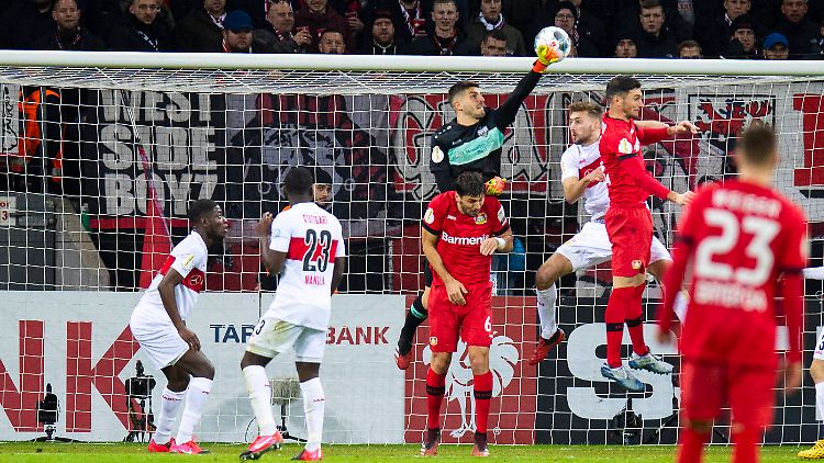Fabian Bredlow faustet am Ball vorbei und ermöglicht damit den ersten Treffer für Bayer Leverkusen.