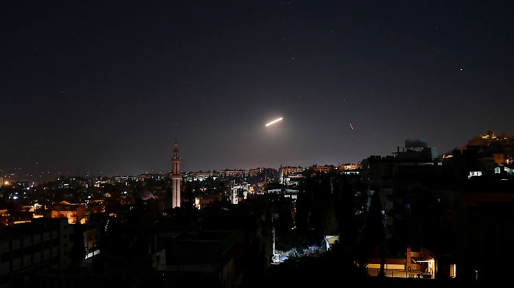 Israelische Attacke in Syrien? Flugabwehrraketen steigen über Damaskus auf.
