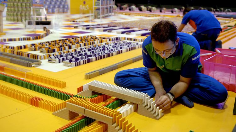 Jetzt bloß nicht husten: Helfer beim "Domino Day" 2007.