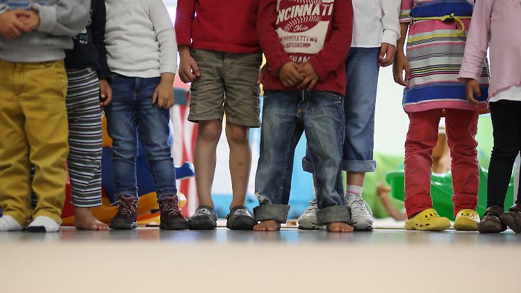 Laut DGB berechnet der Hartz-IV-Satz für ein 10-jähriges Kind 4,09 Euro pro Tag für Essen und Trinken, monatlich 2,68 Euro für Bücher und 14,60 Euro fürs Sparen für Schuhe.
