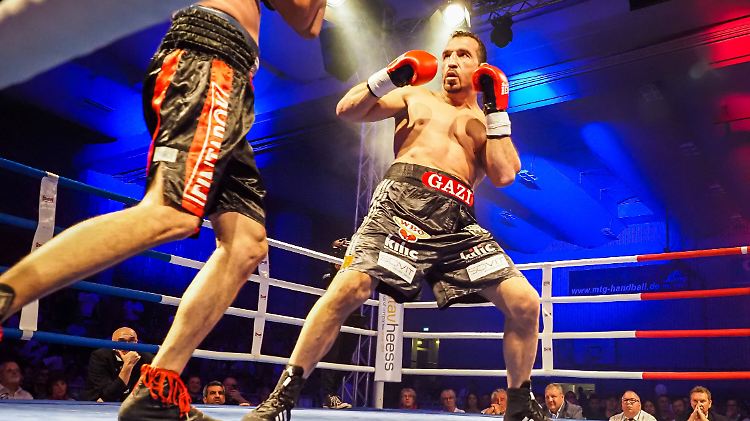 Kann er den 22 Jahre jüngeren Champ Kevin Lerena mit 49 Jahren entthronen? Firat Arslan will's noch mal wissen.
