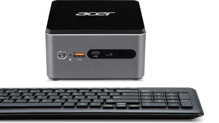 Im Vergleich zur Standard-Tastatur sieht man, wie klein der Acer Revo Cube Pro ist.
