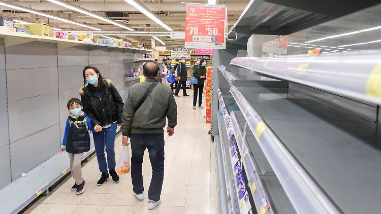Der Sender RTKH News berichtete, in einem Supermarkt in Wan Chai, seien Toilettenpapier und Reis eine halbe Stunde nach Ladenöffnung ausverkauft gewesen.