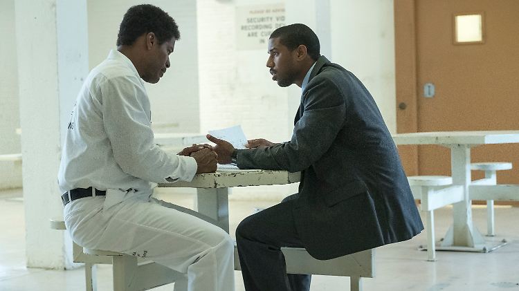 Walter McMillian (Jamie Foxx, l.) wurde offenbar unschuldig zum Tode verurteilt. Bryan Stevenson (Michael B. Jordan) setzt alles dran, um den Fall neu aufzurollen.