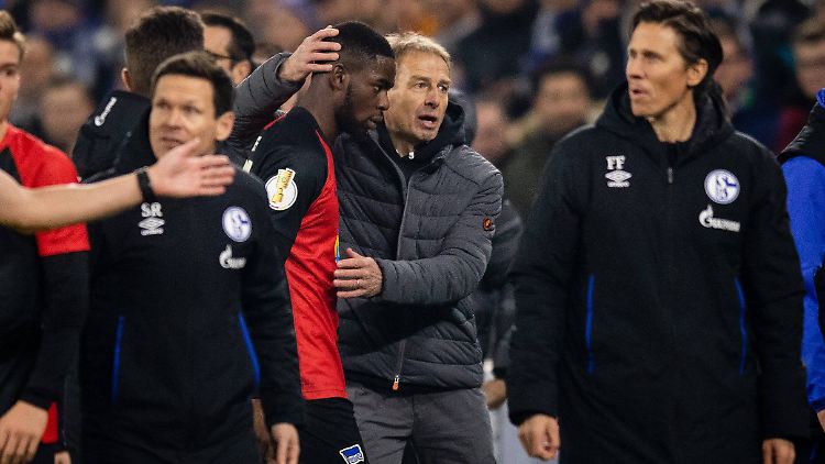 Hertha-Coach Jürgen Klinsmann bat Schiedsrichter Osmers um Schutz für Torunarigha - vergebens.
