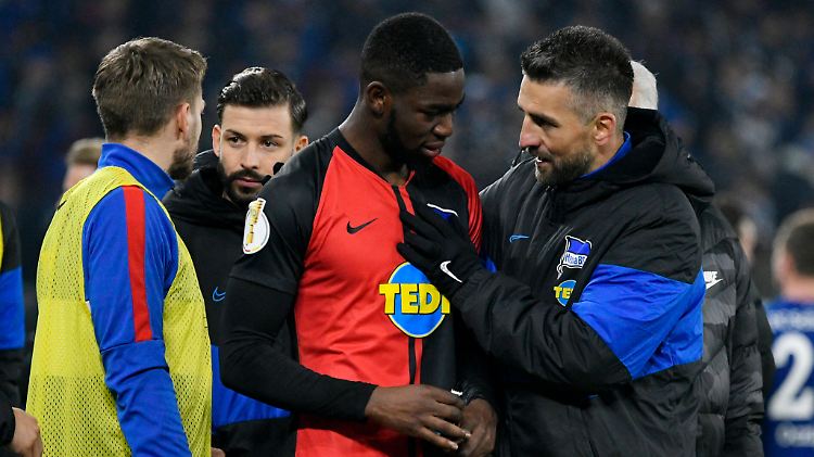 Seine Mitspieler trösten Jordan Torunarigha.