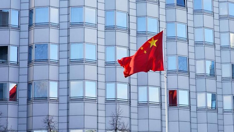 Die Flagge von China vor der Chinesischen Botschaft.