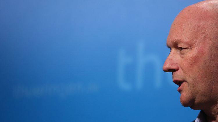 Laut Artikel 75 Absatz 1 der Landesverfassung kann Kemmerich problemlos zurücktreten.