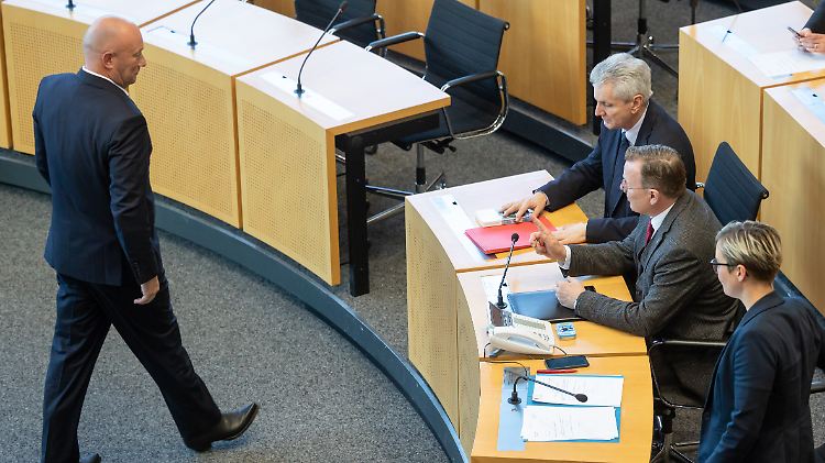 Politiker von der Linken (r.) erhöhen gemeinsam mit Grünen und SPD den Druck auf Kemmerich (l.).