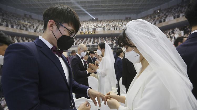 Anlässlich des 100. Geburtstages des verstorbenen Sektenführers Sun Myung Moon findet die Hochzeit statt.
