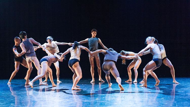 Schüler der Staatlichen Ballettschule Berlin führen Ausschnitte des Stückes "far" auf.