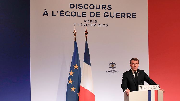 Macron spricht in der Pariser Militärakademie.