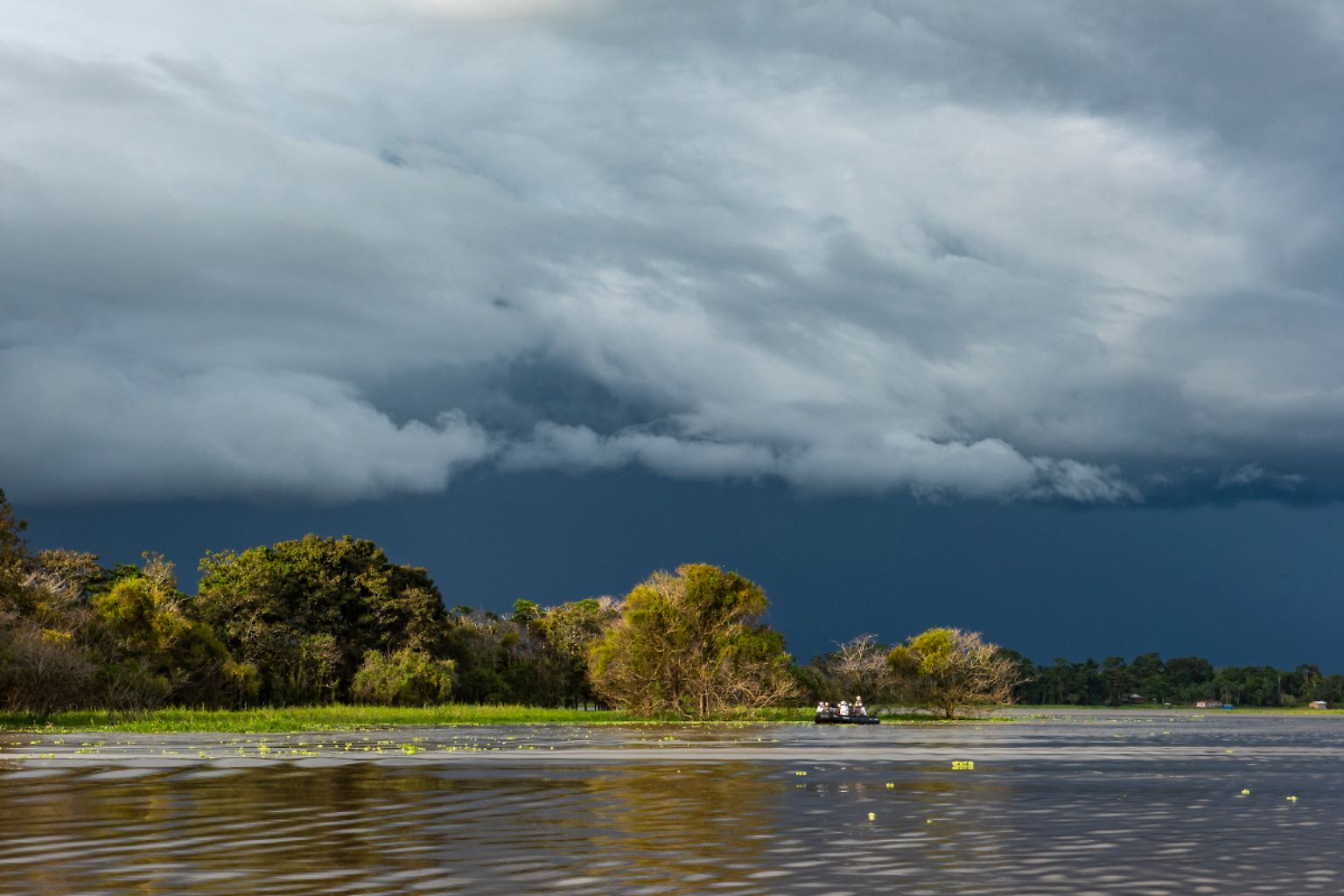 Die Fotografen Page Chichester und Holger Leue sowie Autorin Katharina Nickoleit nehmen Sie in ihrem Bildband mit auf eine faszinierende Reise auf dem Amazonas. Das Wetter ist in der Region oft sehr wechselhaft. Schnell türmen sich Regenwolken auf, die sich in heftigen Schauern entladen.