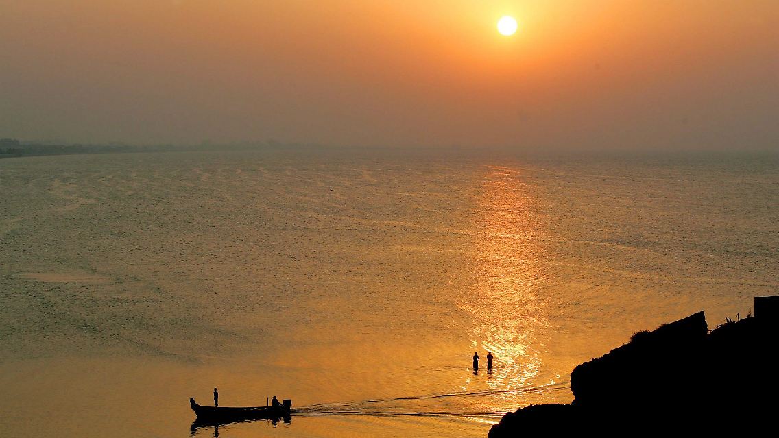 Sonnenstundensieger Oman: Auch hier muss sie mal untergehen. (Strand von Qurum)
