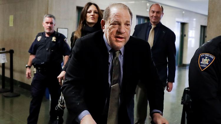 Im Falle einer Verurteilung droht Weinstein ebenslange Haft.