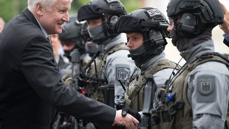 Die Bundespolizei soll nach dem Willen von Horst Seehofer auch mehr Abschiebungen vorantreiben.