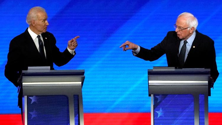 Bernie Sanders debattiert mit Joe Biden.