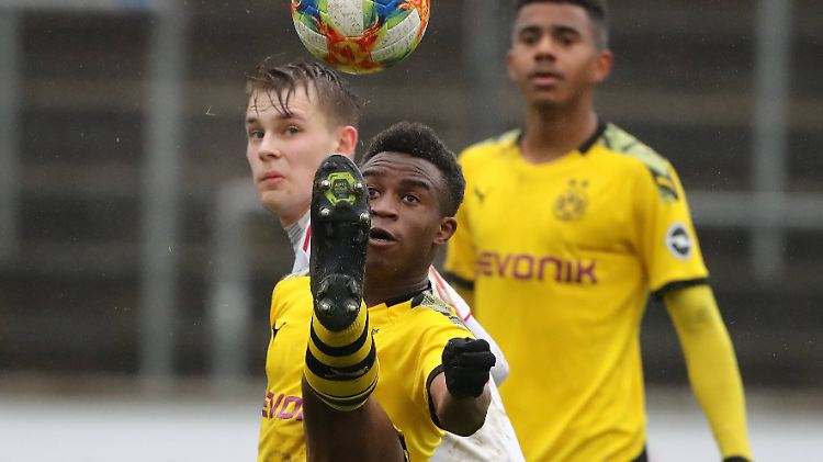 Youssoufa Moukoko ist gerade einmal 15, soll aber für die U19-Auswahl des DFB spielen.
