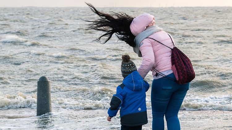 Am Sonntagmittag kann es zu ersten Orkanböen an der Nordsee kommen. 