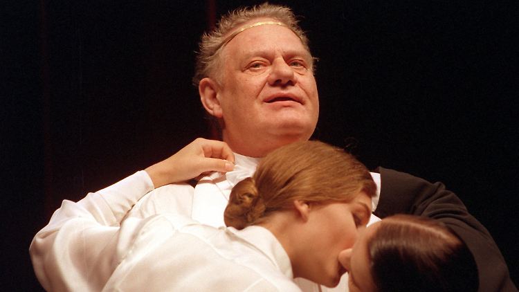 Spengler 1999 in Düsseldorf als Gustaf Gründgens vor der Uraufführung des Schauspiels "Alles Theater" (mit Daniela Kiefer und Steffi Krautz).