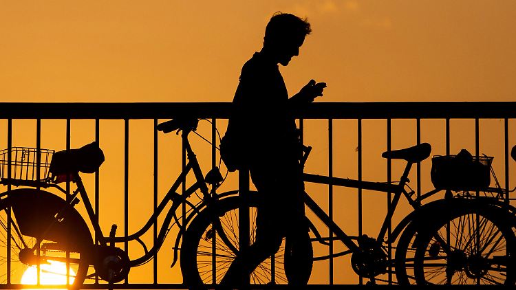 Ein Blick aufs Smartphone: Die mobile Datennutzung nimmt zuletzt weiter rapide zu.