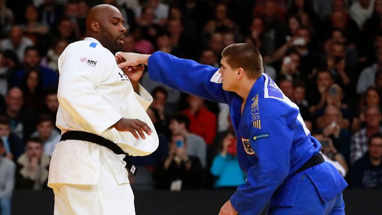 Teddy Riner (l.) hat ausgerechnet beim Heim-Grand-Slam in Paris seine erste Niederlage nach mehr als neun Jahren kassiert.