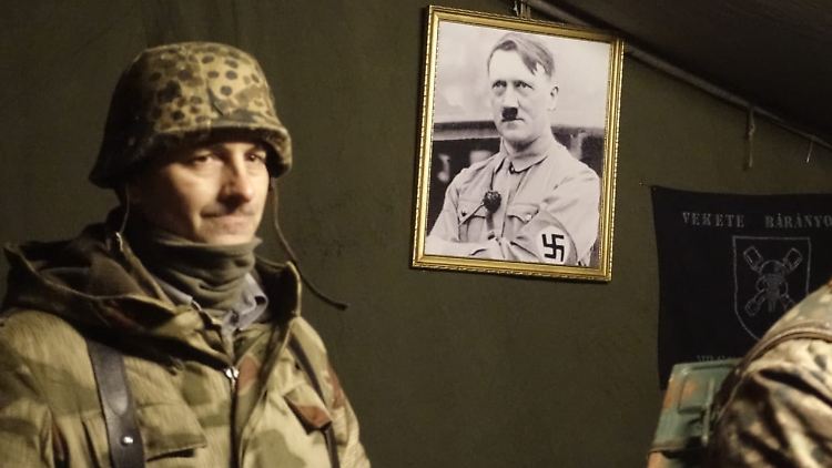 Offene Nazi-Symbolik ist bei der Veranstaltung offenbar kein Problem.