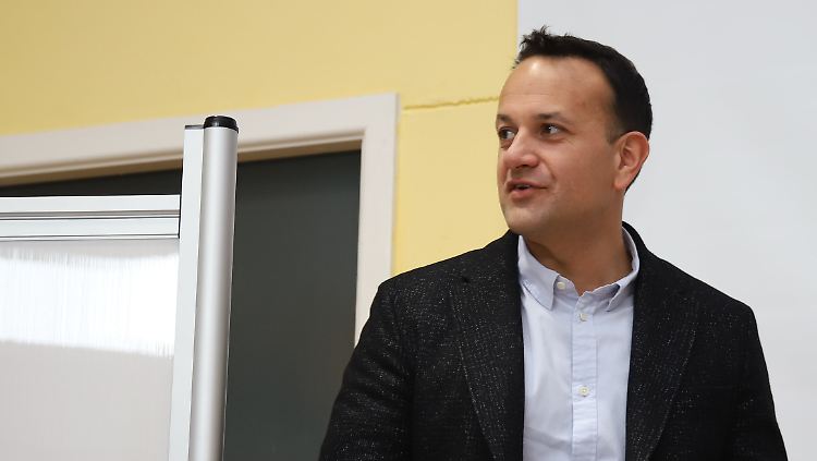 Fine-Gael-Chef Varadker bei der Stimmabgabe.