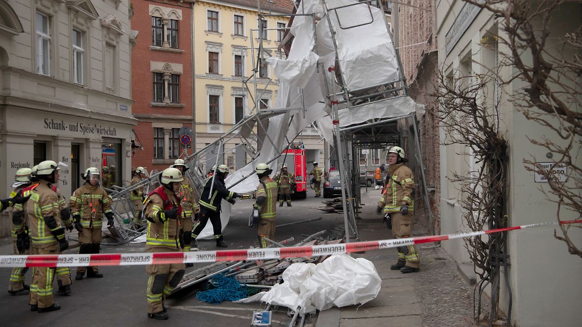 Das Gerüst kippte auf die Sophienstraße in Berlin.