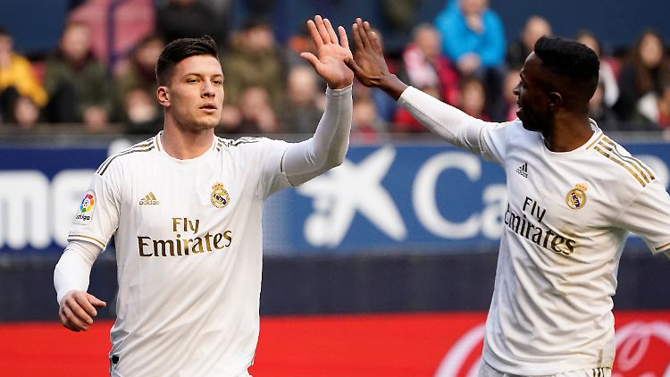 Party mit Freunden und ohne Einhaltung der Corona-Regeln anstatt Jubel auf dem Platz: Real Madrids Stürmer Luka Jovic sorgt mal wieder für Ärger.