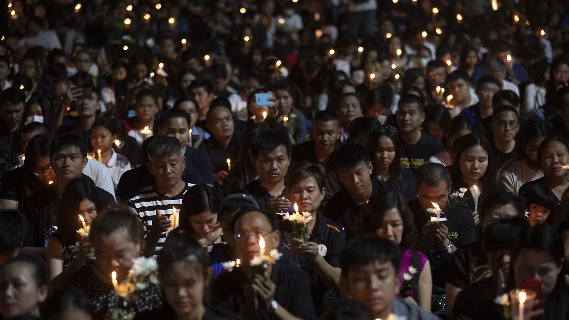 Gedenkfeier für die Opfer: In Nakhon Ratchasima zünden Menschen Kerzen an.