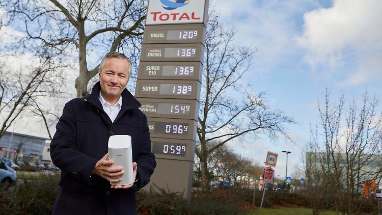 "Gigacube 5G" für schnelles Netz an der Zapfsäule: Hannes Ametsreiter, Geschäftsführer von Vodafone Deutschland, hält einen stationären 5G-Router in Händen.