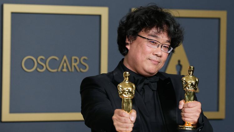 Der südkoreanische Regisseur Bong Joon Ho mit zwei der vier Oscars, die er mit "Parasite" gewann.