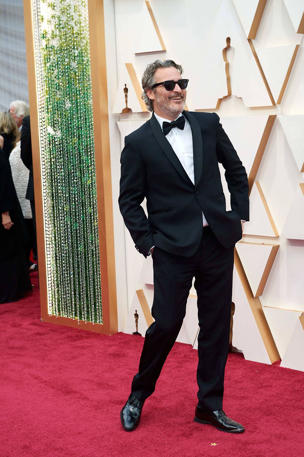 Zur 92. Oscar-Verleihung in Los Angeles kam wieder alles aus der Filmbranche, was Rang und Namen hat. Unter anderem Joaquin Phoenix, der als "Bester Hauptdarsteller" für seine Rolle in "Joker" ausgezeichnet wurde. Wie die meisten anderen Herren trug er wenig originell einen Smoking. Um aufzufallen, ...