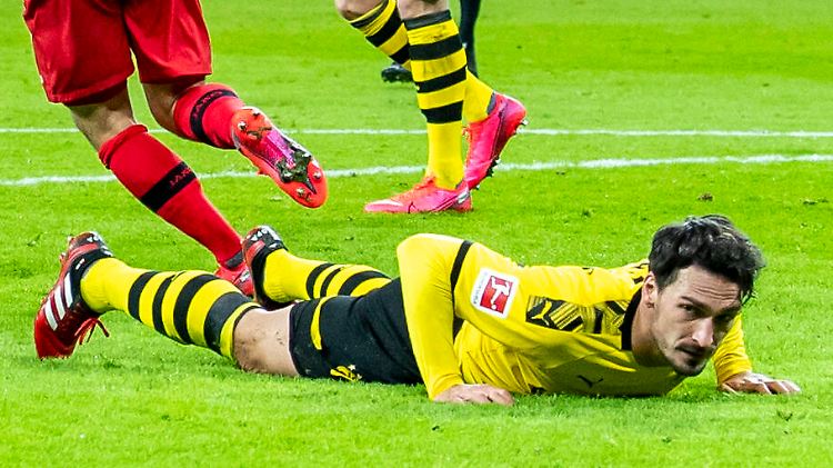 Mats Hummels am Boden, Leverkusen - in diesem Bild repräsentiert durch die Waden von Kevin Volland - dreht jubelnd ab.