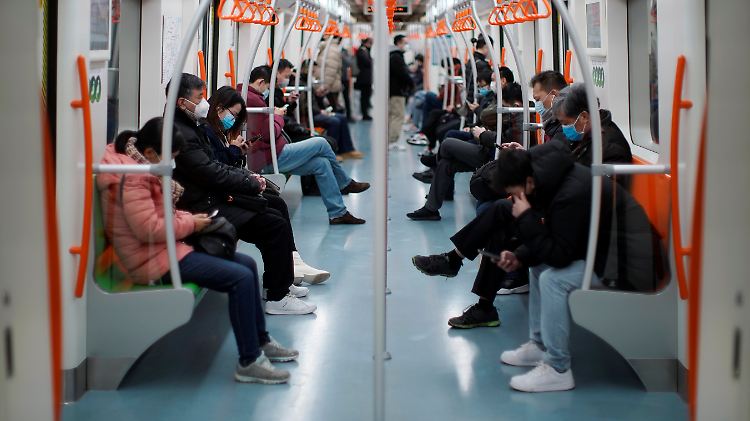 Vermummt zur Arbeit: Alltag unter Epidemie-Bedingungen in Shanghai.