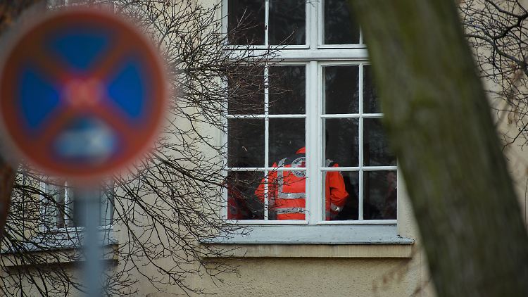 Alltag in Zeiten der Epidemie-Abwehr: Ein DRK-Mitarbeiter im Quarantäne-Gebäude in Berlin-Köpenick.