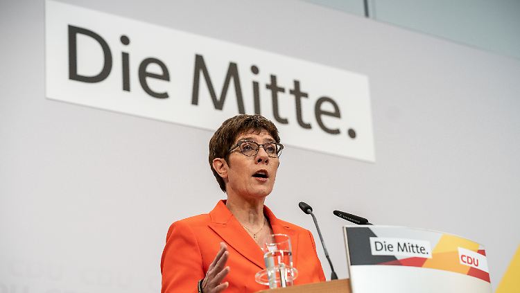 Kramp-Karrenbauer schloss eine Zusammenarbeit sowohl mit der AfD als auch mit der Linken aus.